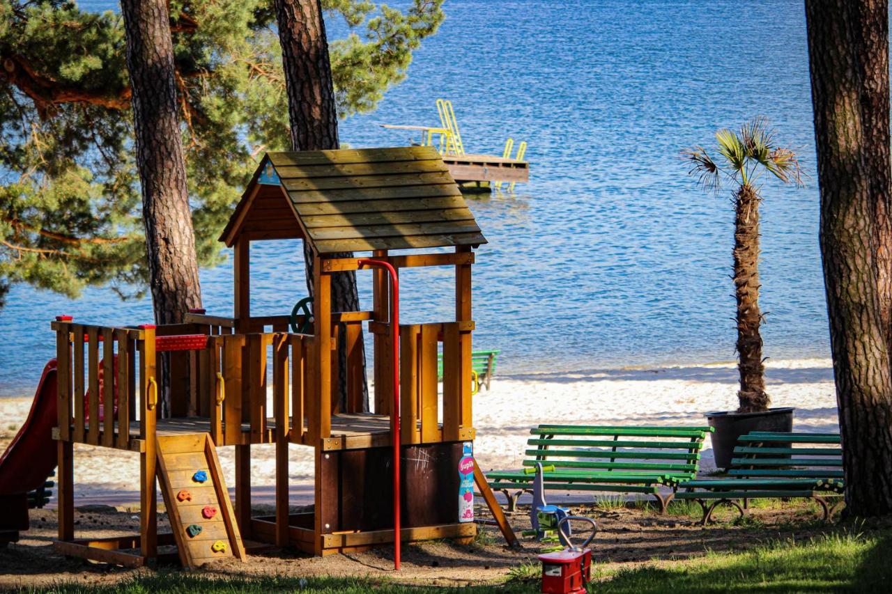 Jezerni Apartman S Terasou A Saunou V Lakepark Residence Доксы Экстерьер фото
